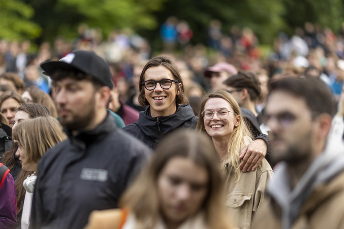 Irmanto Gelūno / BNS nuotr./Britų grupės „alt-J“ koncertas VU Botanikos sode