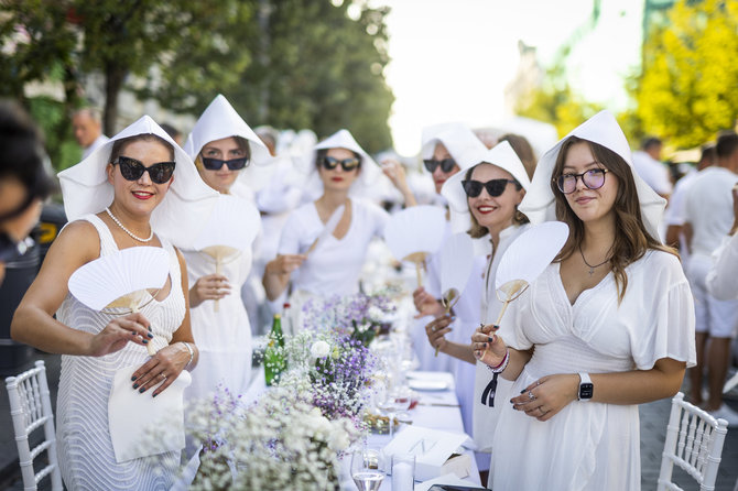 Irmanto Gelūno / BNS nuotr./Baltoji vakarienė „Le Dîner en Blanc“ Vilniuje