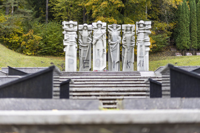 Irmanto Gelūno / BNS nuotr./Vilniaus Antakalnio kapinėse apipaišytas paminklas sovietų kariams
