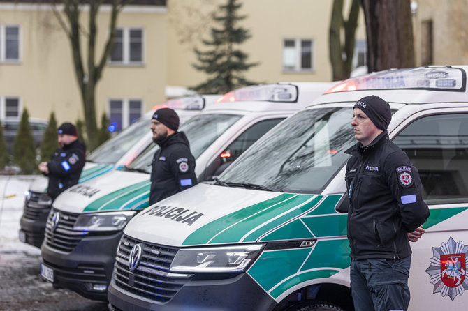 Irmanto Gelūno / BNS nuotr./Policijos pareigūnams perduoti nauji tarnybiniai automobiliai