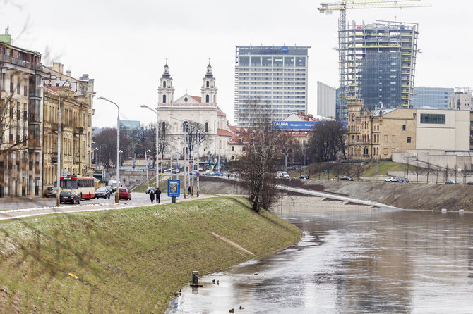 Irmanto Gelūno / BNS nuotr./Vilniuje patvinusi Neris apsėmė krantinę