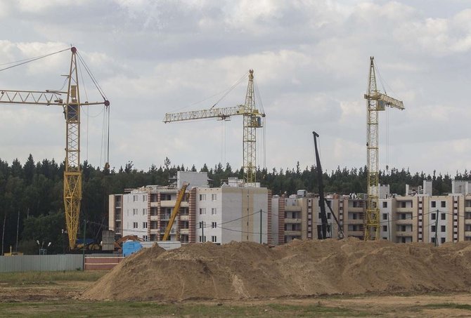 Irmanto Gelūno / 15min nuotr./Astrave jau pastatyti nauji daugiabučiai elektrinės statytojams.
