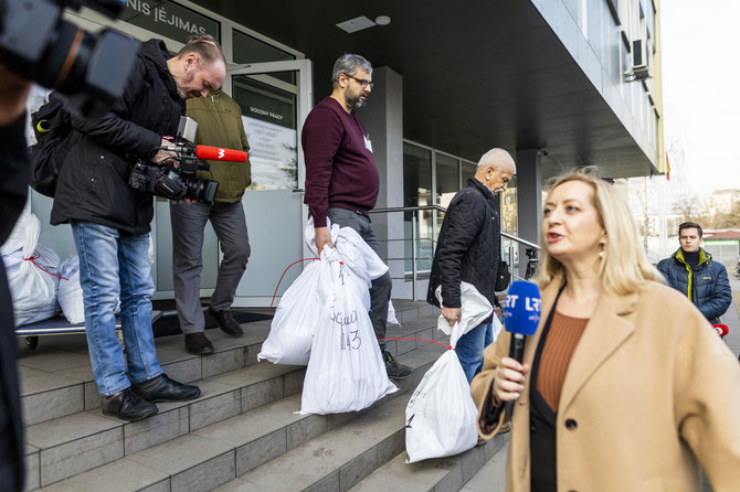 Irmanto Gelūno / BNS nuotr./Skandalas Vilniaus rajono savivaldybėje: neleidžiama išvežti biuletenių