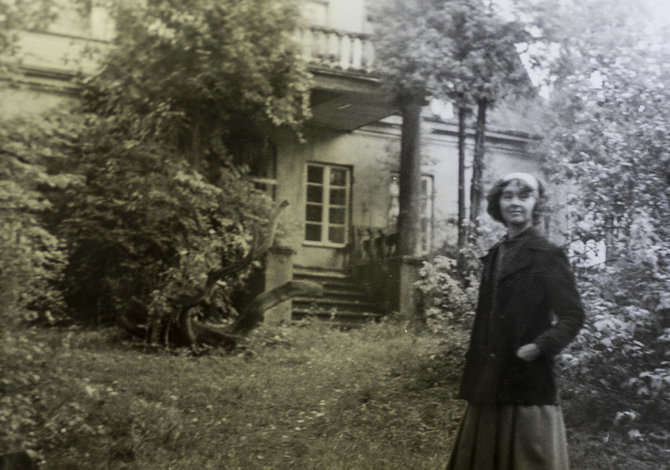 Birutė Žilytė prie namo Jeruzalėje. B.Žilytės asmeninio archyvo nuotr.