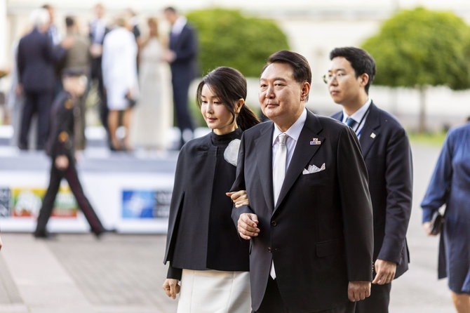 Irmanto Gelūno / BNS nuotr./Pietų Korėjos Respublikos prezidentas Yoon Suk Yeolas su žmona Kim Keon Hee