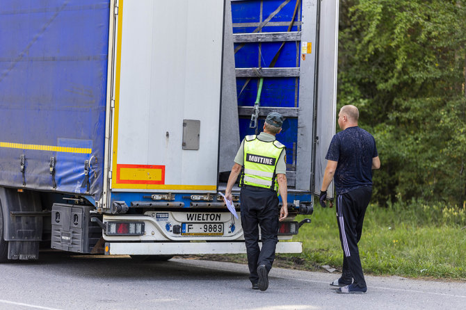 Irmanto Gelūno / BNS nuotr./Atvykstančiųjų į Lietuvą patikra Būtingės pasienio kontrolės punkte