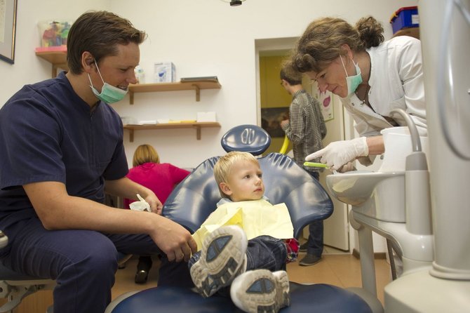 Irmanto Gelūno / 15min nuotr./Šeštadienį daugiavaikių šeimų vaikai lankėsi odontologijos klinikoje.