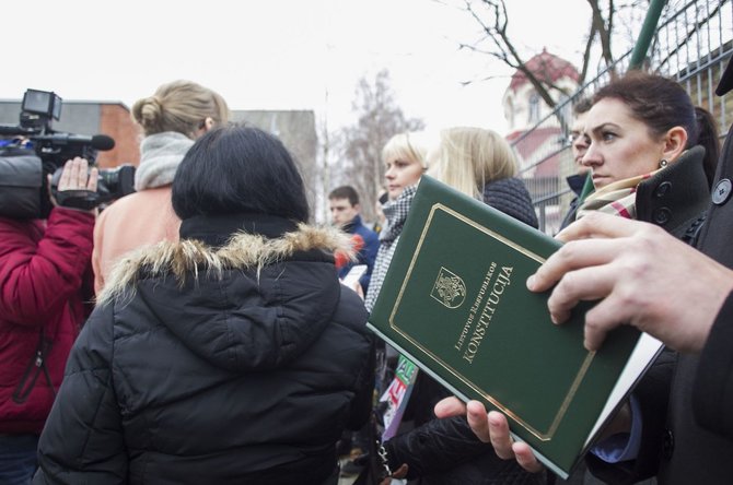 Piketuotojai Vilniaus rajono merei įteikė Konstituciją