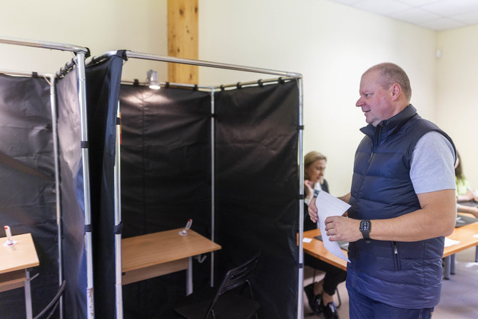 Irmanto Gelūno / BNS nuotr./Saulius Skvernelis balsavo Prezidento rinkimuose ir referendume