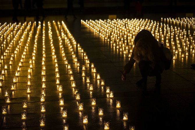 Irmanto Gelūno / 15min nuotr./Žvakės Vilniaus Katedros aikštėje – už žuvusius keliuose.