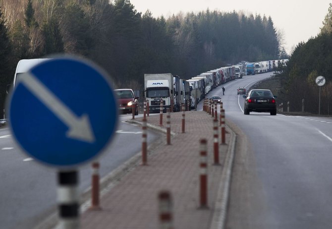 Irmanto Gelūno / 15min nuotr./Vilkikų spūstis link Medininkų pasienio posto.