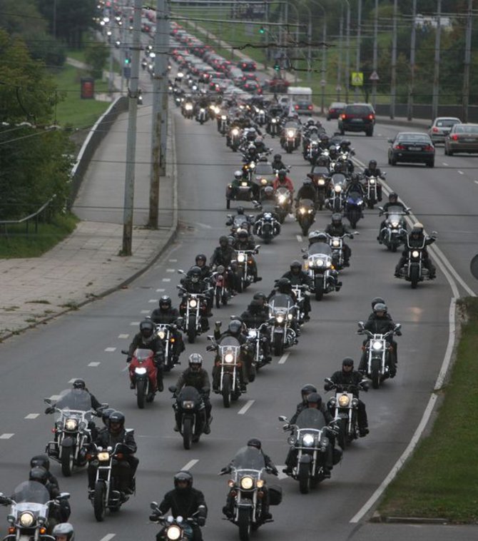 Irmanto Gelūno / 15min nuotr./Spalio 3-ąją sostinės gyventojai ir miesto svečiai galėjo stebėti Vilniaus gatvėmis važiuojančių motociklininkų koloną – taip baikeriai pažymėjo sezono pabaigą.