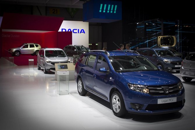 Irmanto Gelūno/15min.lt nuotr./„Dacia“ naujovės Ženevos automobilių parodoje