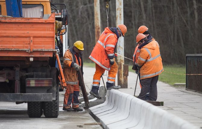 Irmanto Gelūno/15min.lt nuotr./Tvarkomas viadukas Karoliniškėse.