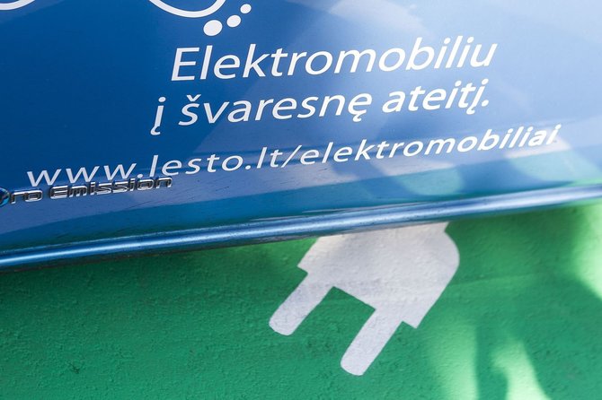Irmanto Gelūno/15min.lt nuotr./Lietuvoje atidaryta pirmoji elektromobilių greitojo įkrovimo stotelė.