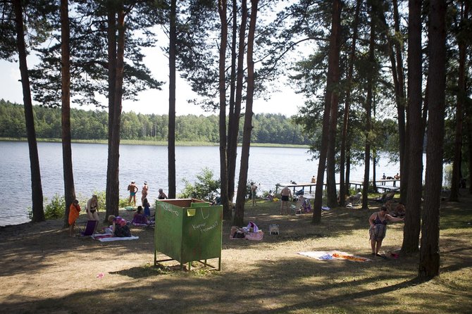 Irmanto Gelūno / 15min nuotr./Poilsiautojai prie Tapelių ežero