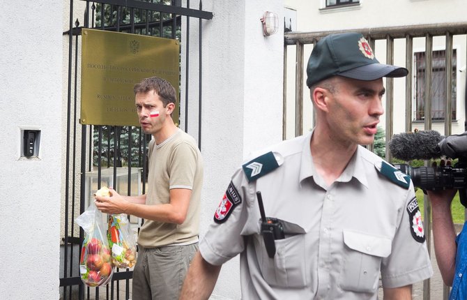 Irmanto Gelūno/15min.lt nuotr./Andrius Tapinas prie Rusijos ambasados valgė lenkiškus obuolius.