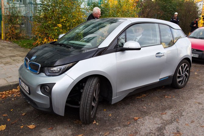 Irmanto Gelūno/15min.lt nuotr./Vilniaus meras Artūras Zuokas vairuoja savo naująjį BMW I3