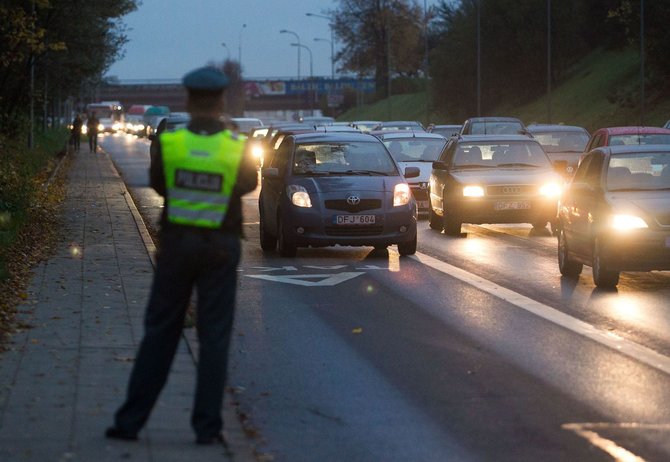 Irmanto Gelūno / 15min nuotr./Vilniaus policija gaudė A juostą užimančius automobilių vairuotojus