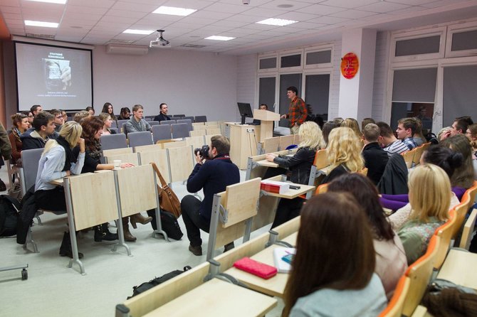 Irmanto Gelūno/15min.lt nuotr./Vilniaus universiteto studentai klausėsi paskaitos apie valstybių propagandą.