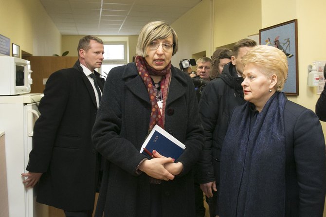Irmanto Gelūno / 15min nuotr./Jovita Petrulytė (centre) ir Vaiko raidos centrą aplankiusi prezidentė Dalia Grybauskaitė.