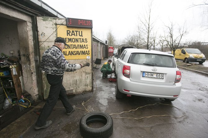 Irmanto Gelūno / 15min nuotr./Padangų montavimas Vilniuje balandžio 1-ąją