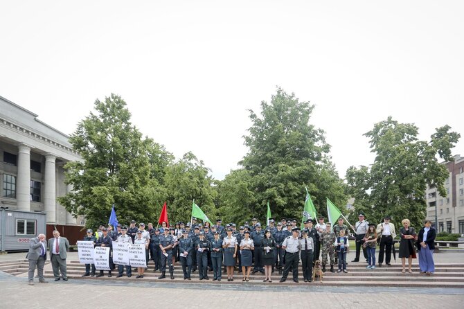 Irmanto Gelūno / 15min nuotr./Prie Seimo vyko įspėjamoji statutinių pareigūnų protesto akcija.