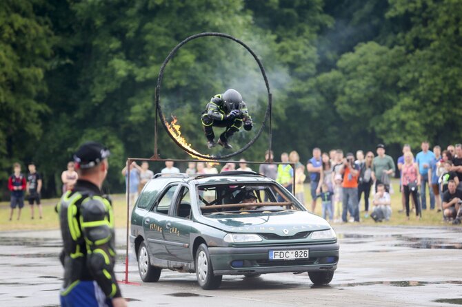 Irmanto Gelūno/15min.lt nuotr./Vingio parke skraidė automobiliai – vyko tarptautinis kaskadininkų pasirodymas