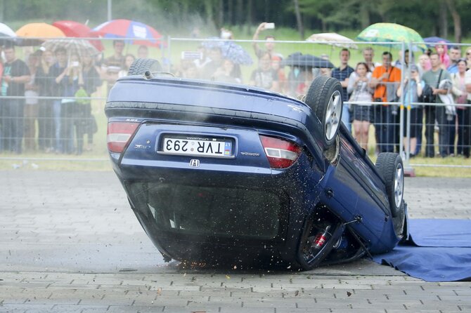Irmanto Gelūno/15min.lt nuotr./Vingio parke skraidė automobiliai – vyko tarptautinis kaskadininkų pasirodymas