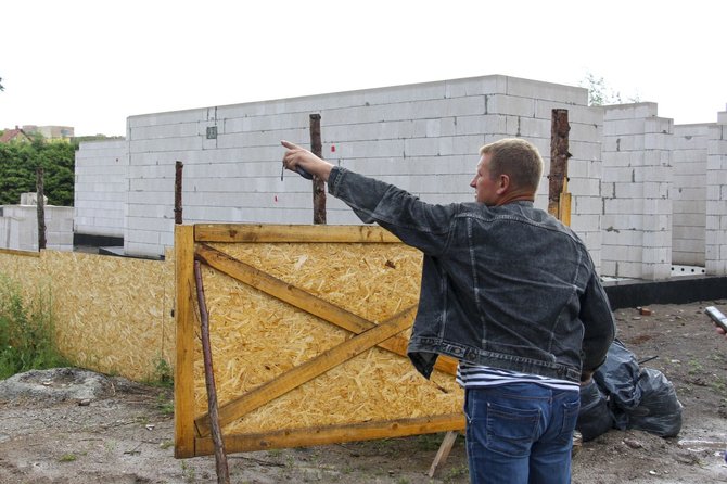 Irmanto Gelūno/15min.lt nuotr./Namas Palangos Ajarų gatvės viduryje