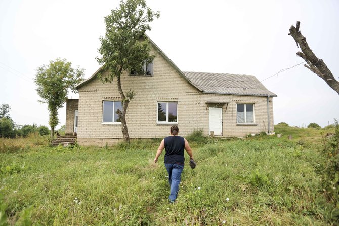 Irmanto Gelūno/15min.lt nuotr./Danguolė aprauda Vilijampolėje žuvusį sūnų ir svajoja susigrąžinti kitus du vaikus