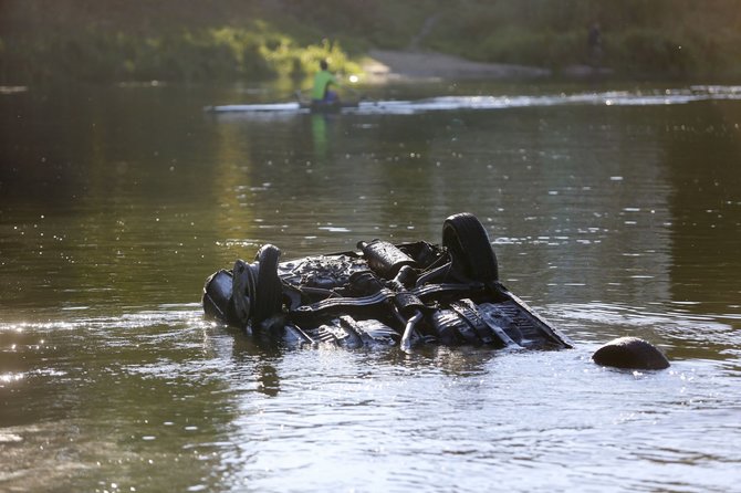 Irmanto Gelūno / 15min nuotr./Neryje aptiktas nuskendęs automobilis