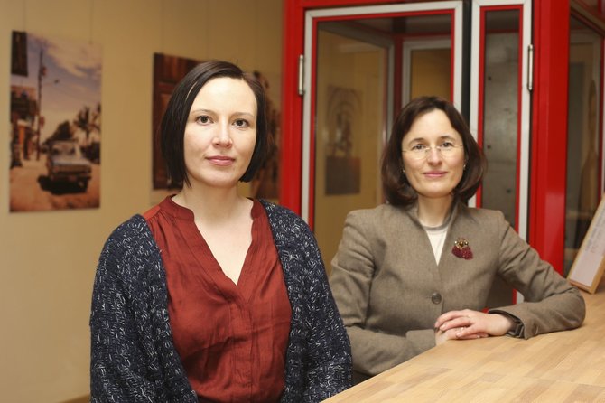 Irmanto Gelūno / 15min nuotr./Lina Kaminskaitė-Jančorienė (kairėje) ir Anna Mikonis-Railienė (dešinėje) pristato monografiją „Kinas sovietų Lietuvoje: sistema, filmai, režisieriai“