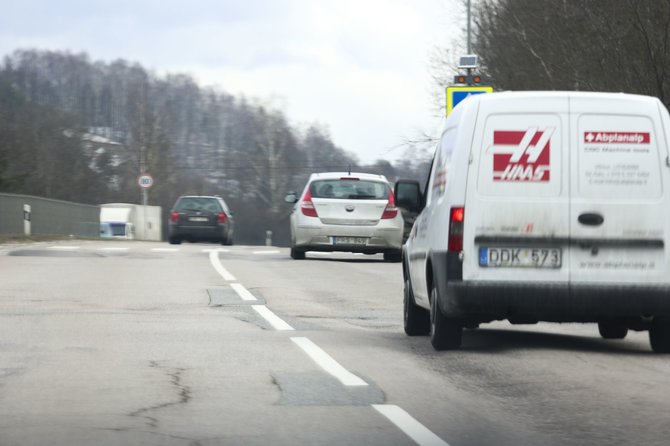 Irmanto Gelūno / 15min nuotr./Ignas Gelžinis Vilniuje - prie vairavimo mokyklos „Hyundai i30“ vairo