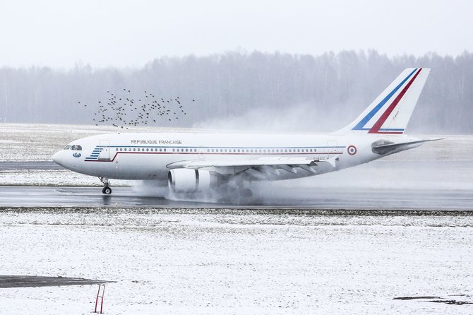 Irmanto Gelūno / 15min nuotr./Vilniaus oro uoste nusileido Prancūzijos karinių oro pajėgų lėktuvas Airbus A310