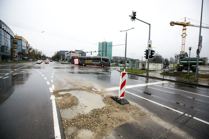 Irmanto Gelūno / 15min nuotr./Duobė Saltoniškių gatvėje