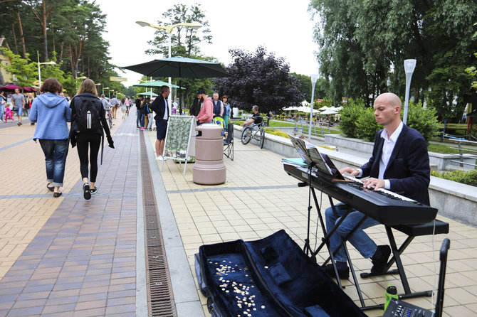 Irmanto Gelūno / 15min nuotr./Palangos gatvėse dažnai groja gatvės muzikantai