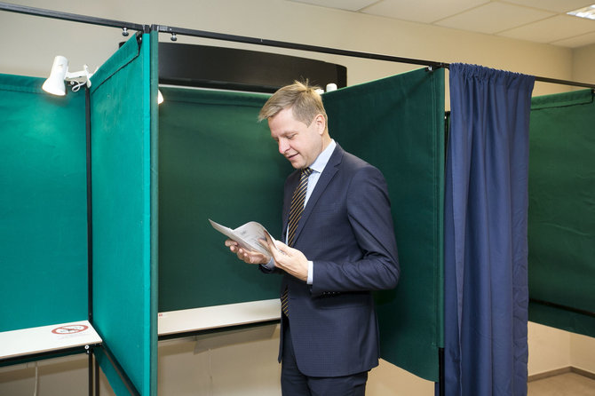 Irmanto Gelūno / 15min nuotr./Remigijus Šimašius balsavo išankstiniame balsavime antrajame rinkimų į Seimą ture