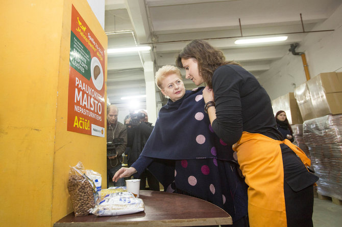 Irmanto Gelūno / 15min nuotr./Prezidentė Dalia Grybauskaitė „Maisto banko“ sandėlyje davė startą „Maisto banko“ akcijai