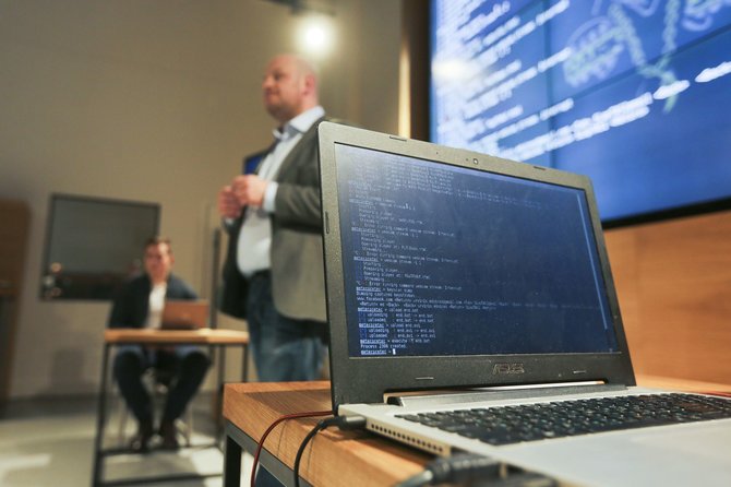 Irmanto Gelūno / 15min nuotr./„Microsoft Lietuva“ ir „Atea“ parodė kokios grėsmės tyko vartotojų, bandant į savo kompiuterius įsidiegti nelegalią programinę įrangą.