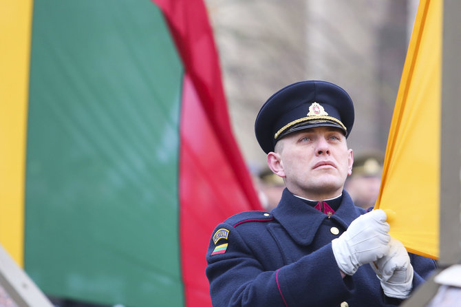 Irmanto Gelūno / 15min nuotr./Nepriklausomybės aikštėje Vilniuje iškelta Valstybės vėliava