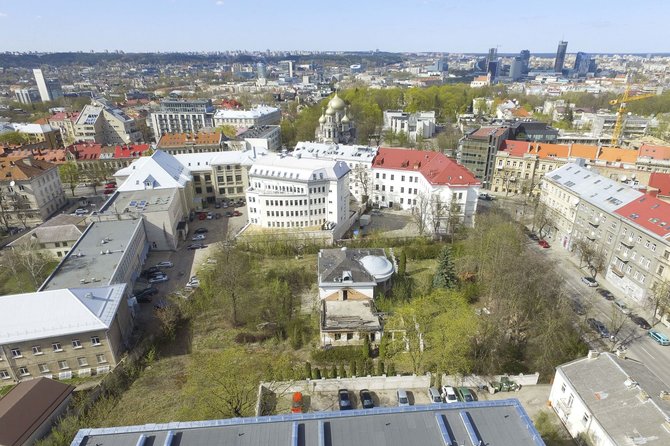 Irmanto Gelūno / 15min nuotr./Vilniaus centre stovi apleistas Raimondui Baranauskui priklausantis namas