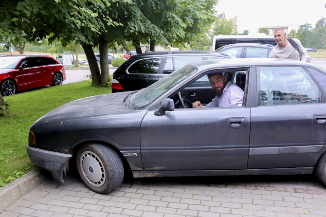 Irmanto Gelūno / 15min nuotr./J.Valančiūnas pribloškė atvažiavęs į stovyklą sena „Audi“