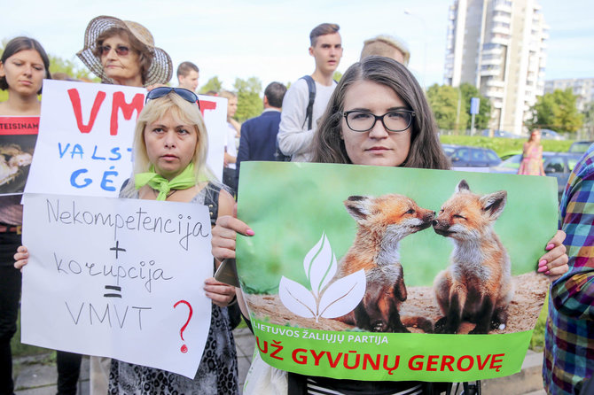 Irmanto Gelūno / 15min nuotr./Gyvūnų gynėjų protestas prie Valstybinės maisto ir veterinarijos tarnybos