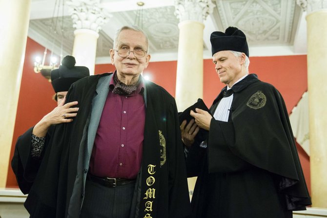 Irmanto Gelūno / 15min nuotr./VU Senato ceremonijoje suteiktas garbės daktaro vardas profesoriui Tomui Venclovai
