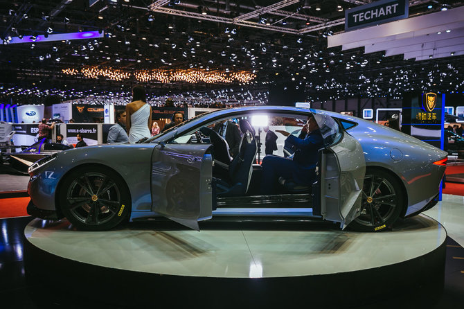 Irmanto Gelūno / 15min nuotr./Ženevos automobilių parodoje kinai pristatė elektrinį superautomobilį „Venere“
