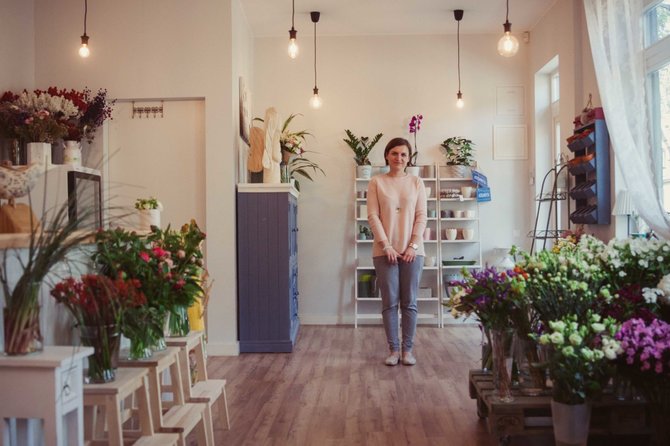 Irmanto Gelūno / 15min nuotr./Loreta iš gėlių buria mamoms: prieš šventę IT įmonę palikusią floristę užplūdo užsakymai