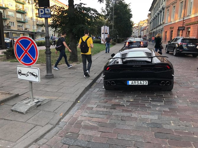 Nuotrauka iš „Facebook“/„Lamborghini“ Vilniaus Vokiečių gatvėje