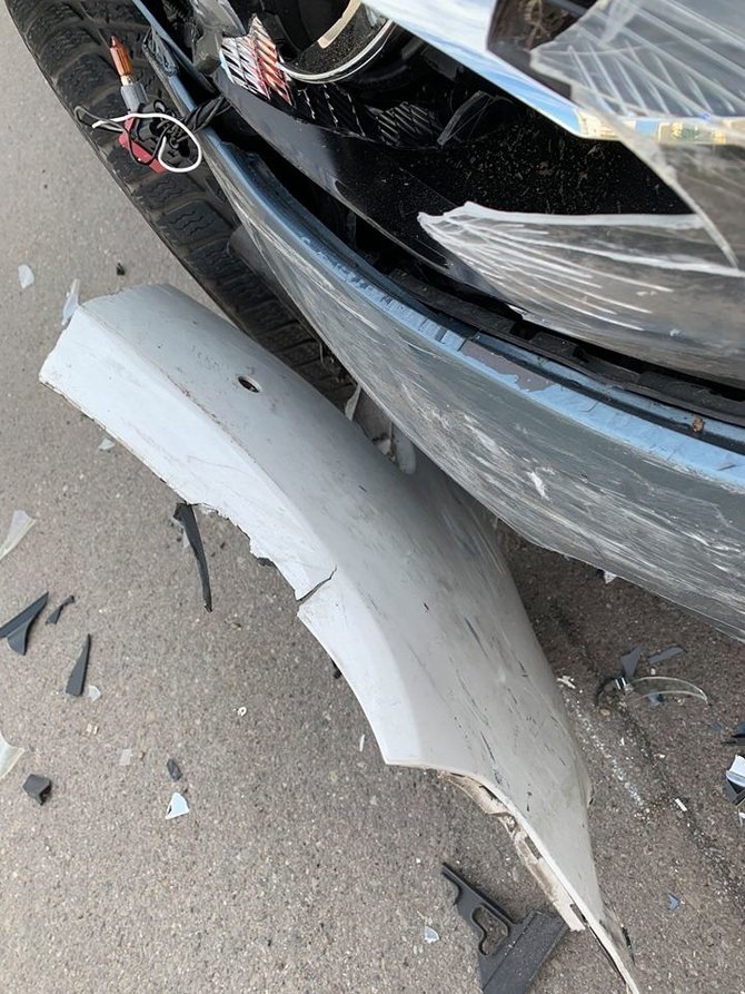 Nuotrauka iš „Facebook“ profilio/Apgadintas automobilis ir pamesta kaltininko mašinos detalė