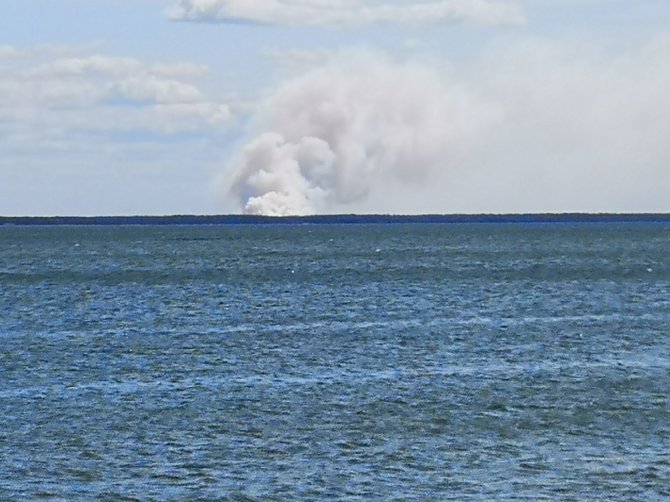 Įvykio liudininkės Egidijos nuotr./Gaisro dūmai matomi iš Juodkrantės